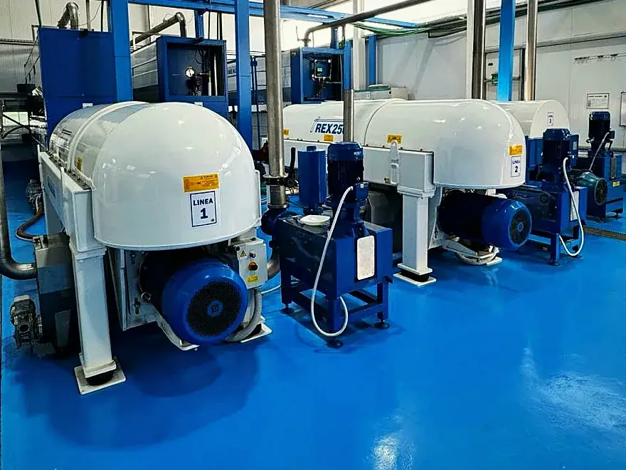 Interior de la almazara de Olivaterra, con las líneas de elaboración
